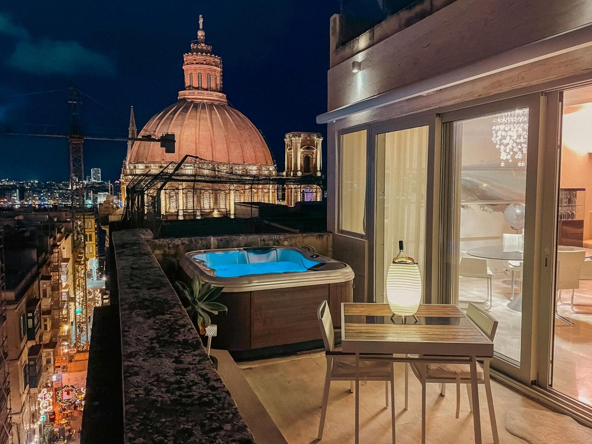 Penthouse With Jacuzzi & Panoramic Views - Heart Of Apartment