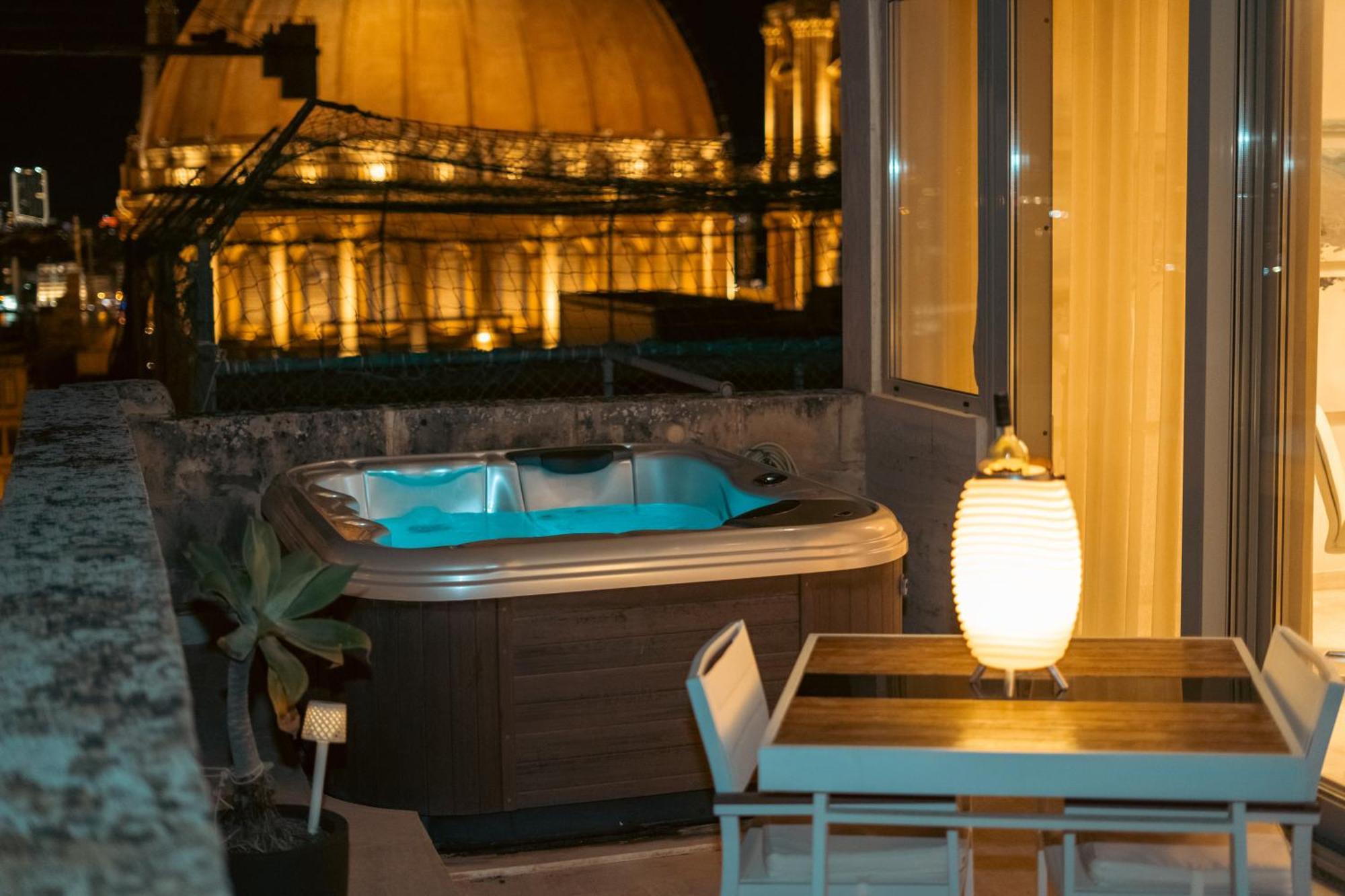 Penthouse With Jacuzzi & Panoramic Views - Heart Of Apartment *