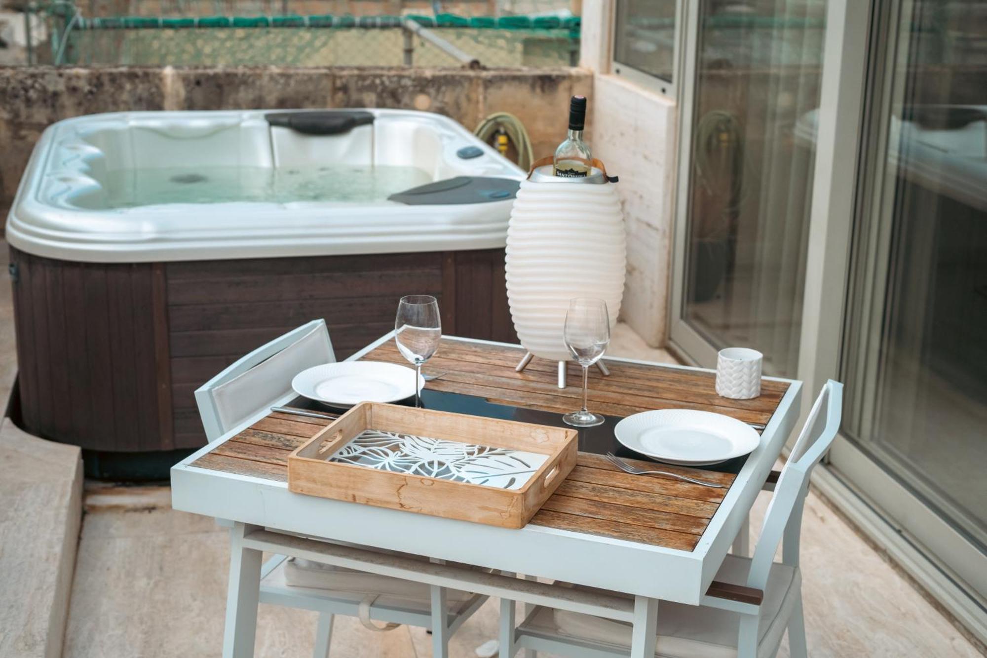 Penthouse With Jacuzzi & Panoramic Views - Heart Of Apartment