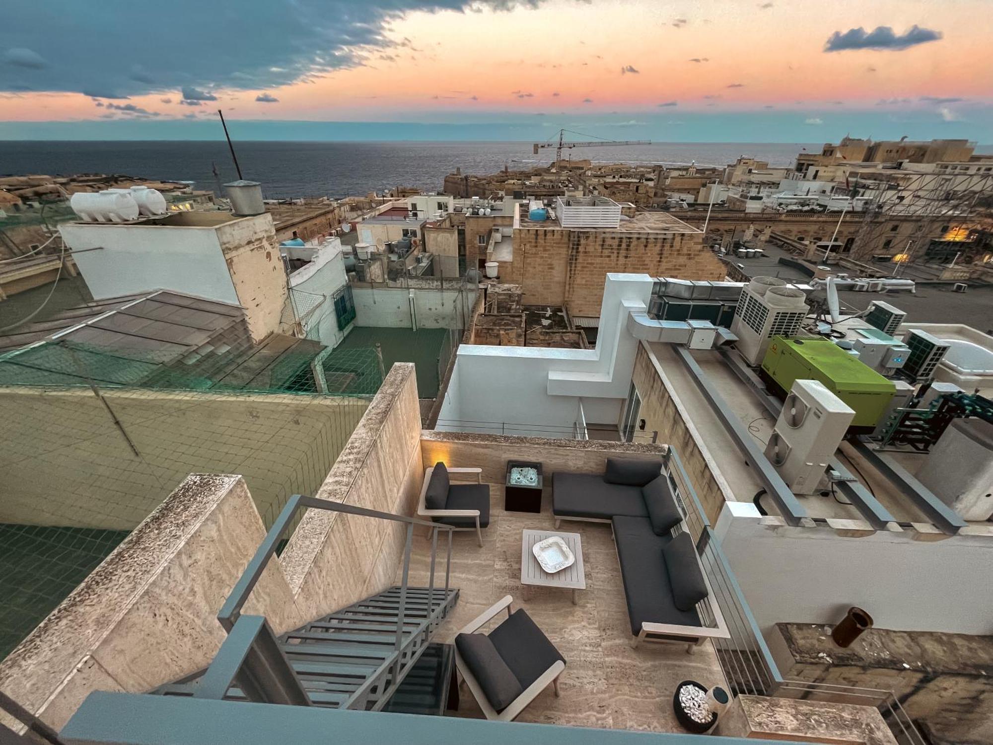 Penthouse With Jacuzzi & Panoramic Views - Heart Of * Valletta